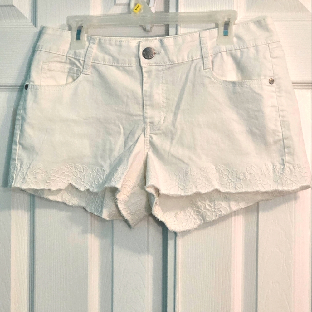 Juniors Decree Size 15 White Cutoff Shorts with Floral Stiching Pre-Owned